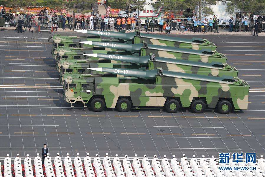 去年国庆阅兵中展示的“东风-17”导弹，装备有乘波体弹头 图源：新华网