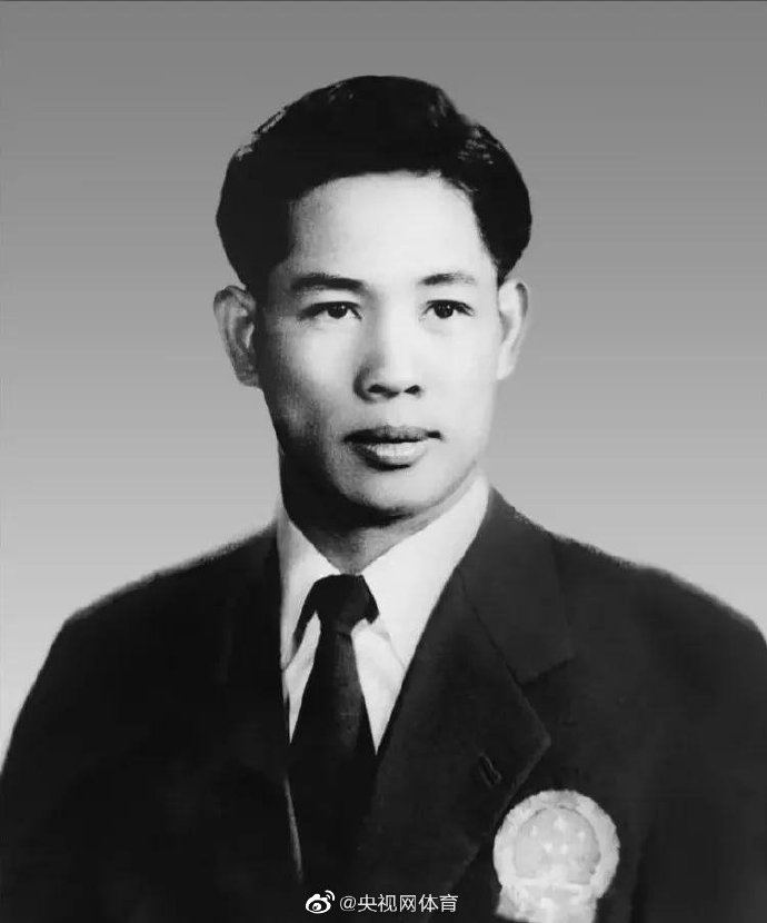 中国足球名宿谢鸿钧因病于10月17日与世长辞,享年91岁。图/央视网体育