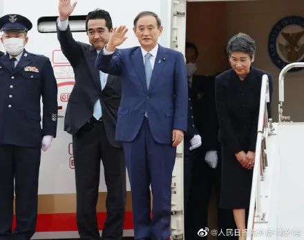 菅义伟任日本首相后首次出访 携夫人公开露面
