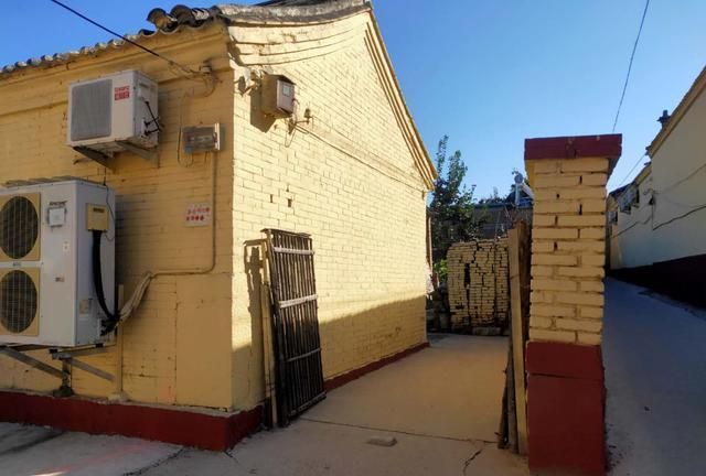 实拍北京一个普通农村,小胡同窄的难走车,网友看过：真土豪