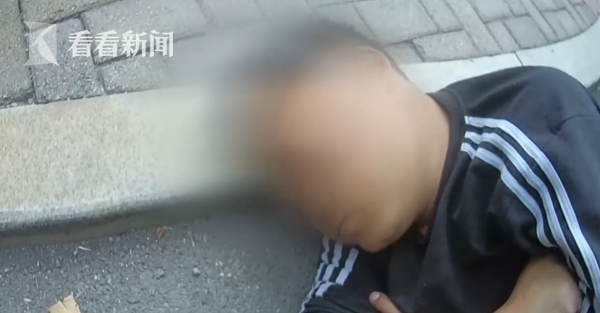 醉驾中途酒劲发作 他竟钻入自家车底呼呼大睡