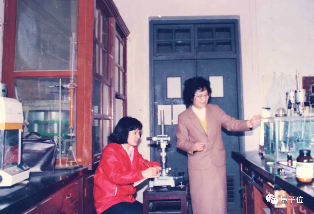 △ 1988年张俐娜（右）指导本科生做实验；图源：武汉大学官网