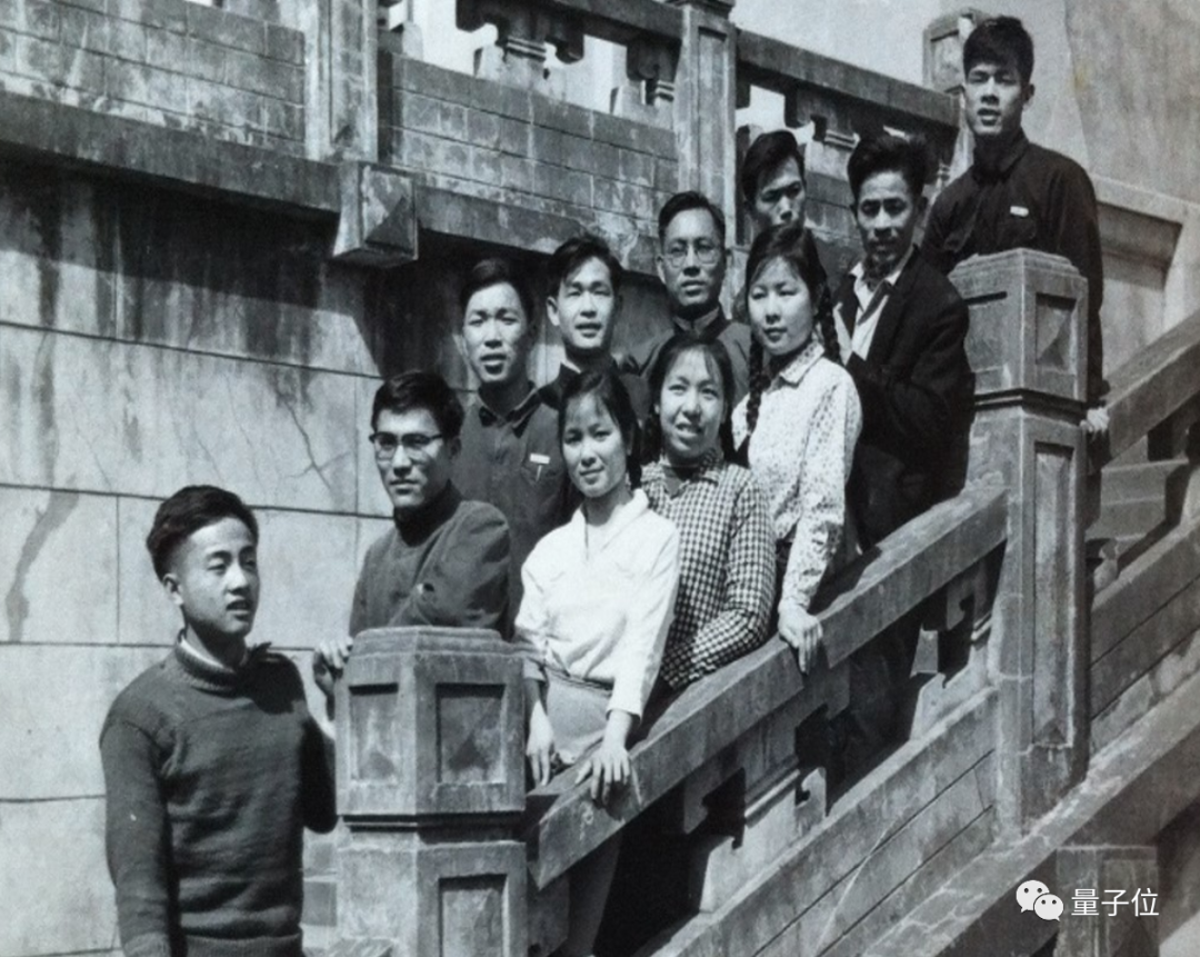 △1959年张俐娜（前排右三）与同学在武汉大学；图源：武汉大学官网