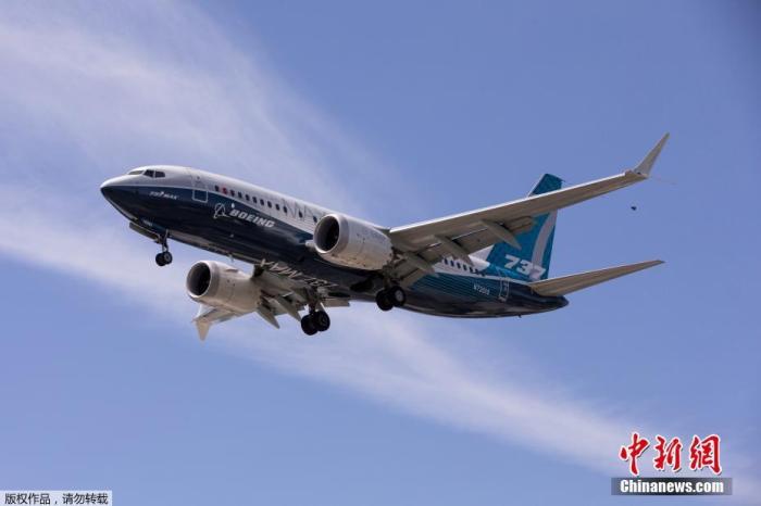 资料图:当地时间6月29日,美国华盛顿州西雅图,一架波音737 MAX飞机在波音机场试飞后降落。