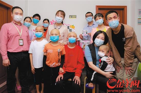 临近中秋，志愿者给“广州小家”的患儿们送来祝福