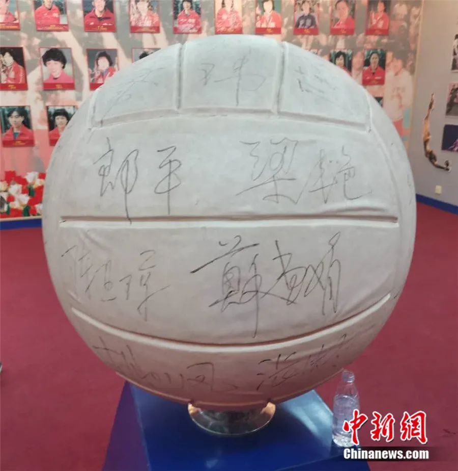 漳州训练基地内女排运动员签名的排球模型 李京泽摄