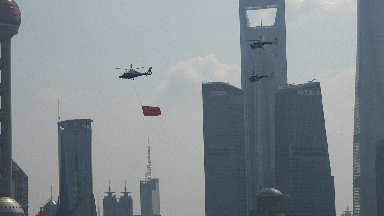 今天上午10点,上海公安警航直升机挂国旗巡飞黄浦江
