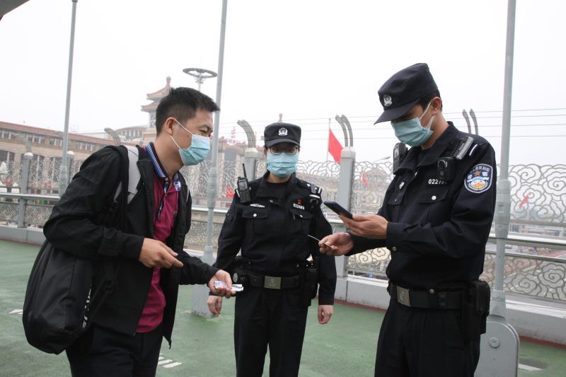 北京站派出所民警检查进京人员身份证。警方供图