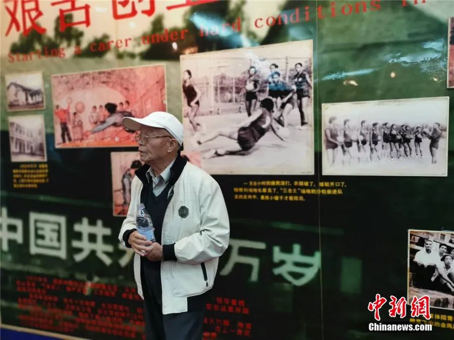 顾化群老人在漳州训练基地为参观团讲述女排故事 李京泽 摄