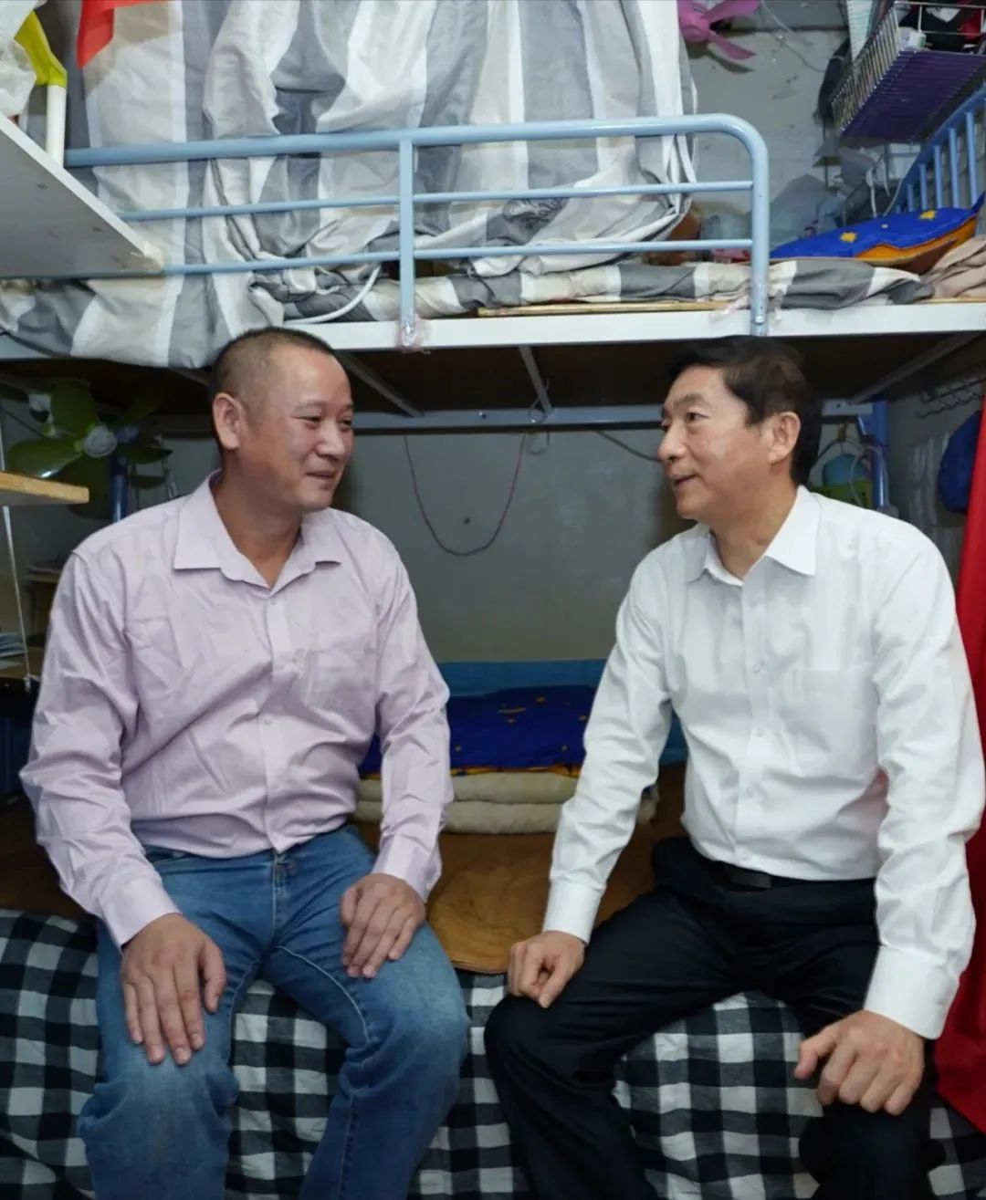駱惠寧與住在九龍深水埗劏房的徐天民親切交談。