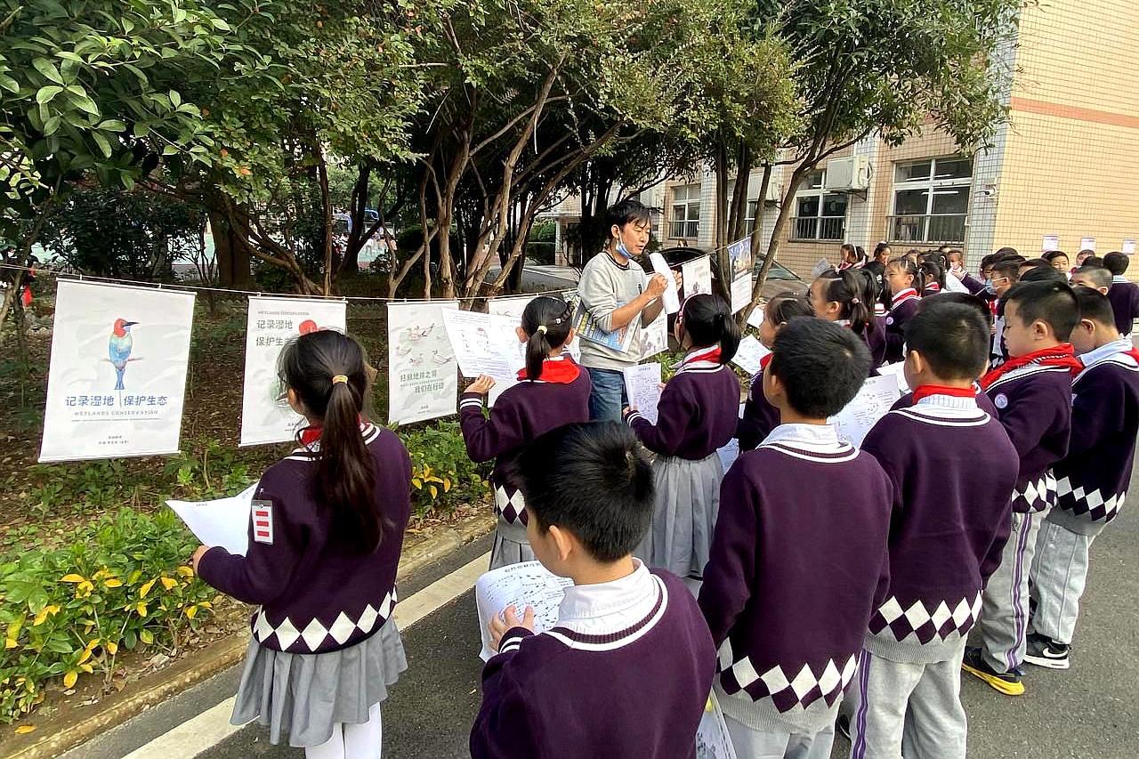 武汉西大街小学,研学导师教小学生,去发现身边的大自然