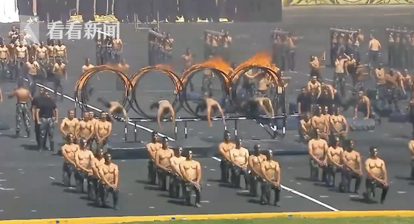 赤膊钻火圈！埃及警官学校毕业典礼“画风突变”