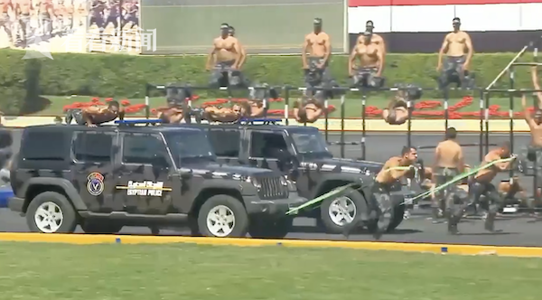 赤膊钻火圈！埃及警官学校毕业典礼“画风突变”