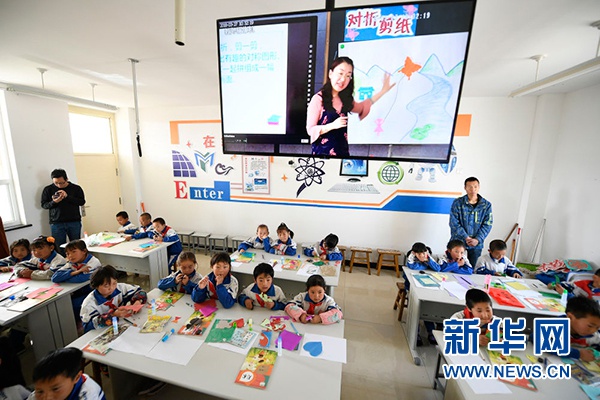 移民区的孩子在中卫市中宁县宽口井中石油希望学校“在线课堂”上课(2018年3月27日摄)。新华社记者 王鹏 摄