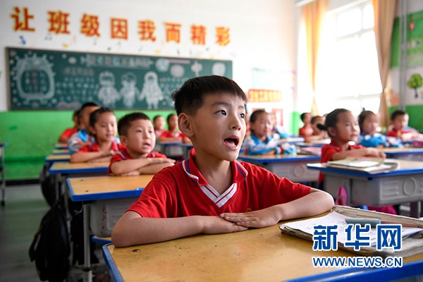 宁夏吴忠市红寺堡区红寺堡中心小学的学生在课堂上朗诵古诗(7月3日摄)。新华社记者 冯开华 摄