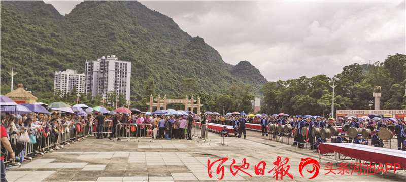 东兰县各族群众在红色旅游景点——拔群广场庆祝丰收节.黄彩虹 摄