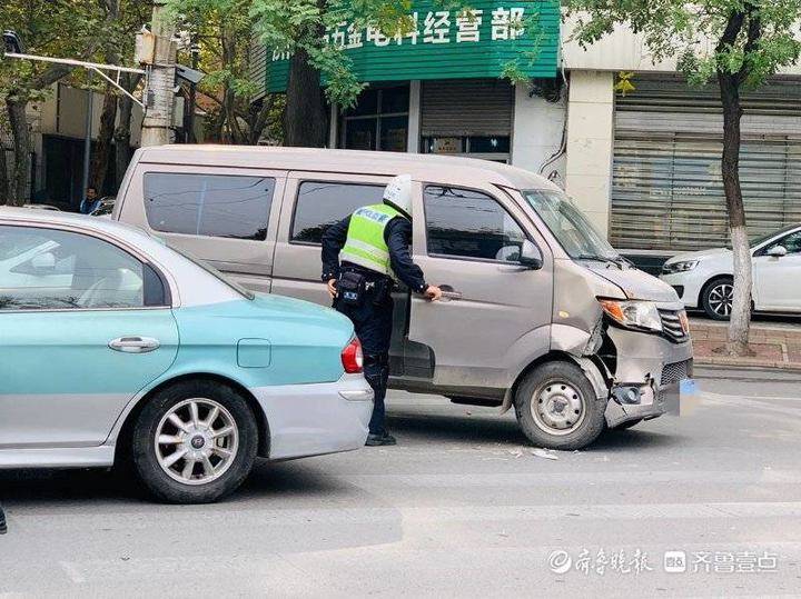 情报站|济南经四路一面包车和出租车相撞,车辆受损无人受伤