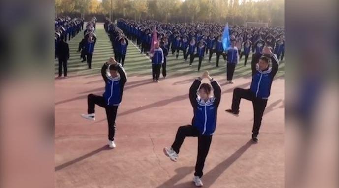 学生课间操跳敦煌舞，老师：据飞天壁画改编，已跳五年_新浪新闻