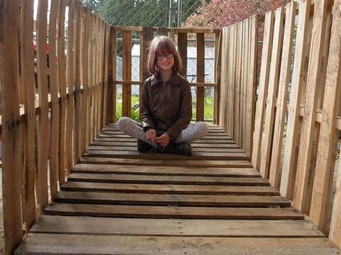 美国9岁小女孩种菜养活十几个流浪汉，还建小木屋让他们住