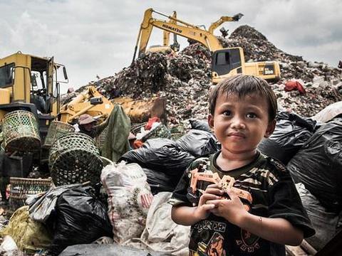 印尼三千家庭把垃圾场当家, 每天睡垃圾吃垃圾, 孩子在这里出生