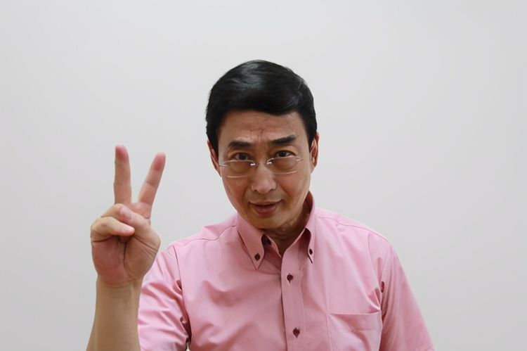 毒舌主持人万峰走红,有听众专门找骂,如今74岁仍担当情感主播