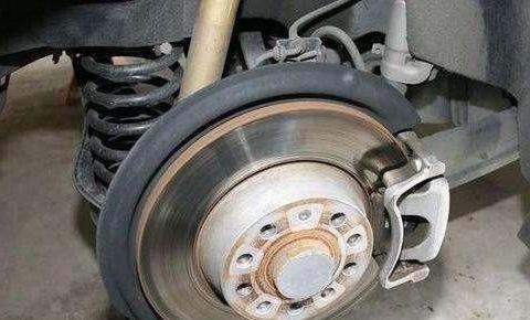 汽车跑7万公里时,“切记”要把这5个零件换掉,生命第一