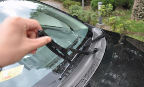 冬天雨刷器冻住了怎么办