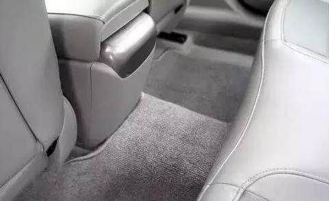 汽车后排中央凸起的作用竟是因为这！