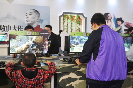 2013年10月13日,北京,在第十一届中国国际网络文化博览会的展区里,两个年龄差异显著的观众正在试玩网络游戏。视觉中国供图