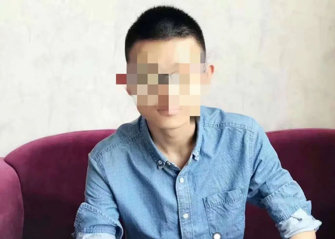 江苏大学男生坠楼:21岁的人生AB面
