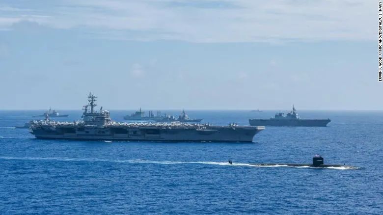  2018年，印度海军、日本海上自卫队和美国海军的船只在菲律宾海马拉巴编队航行。