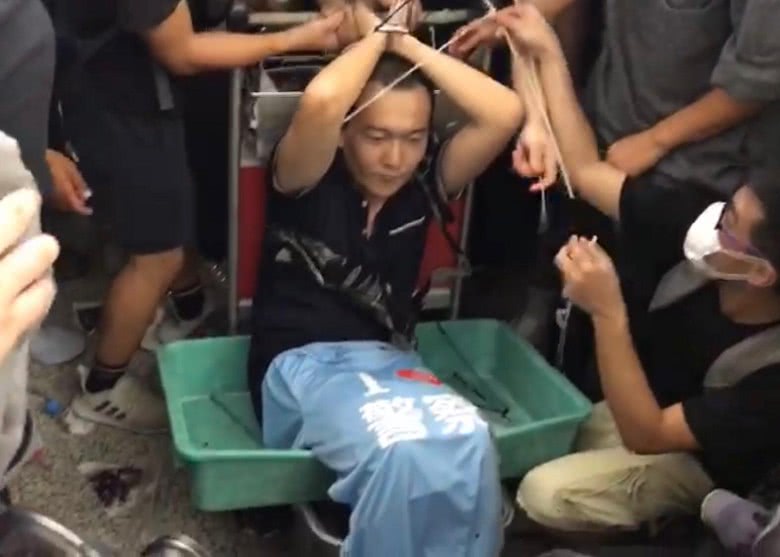 付国豪去年被暴徒袭击,图自港媒