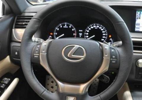 车子开了不久方向盘到处都是汗渍怎么处理？只用毛巾的车友注意了