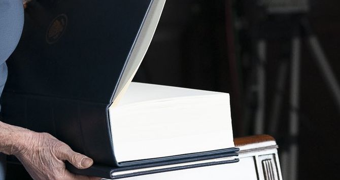 特朗普炫耀医保成就 翻开一看是空白的？