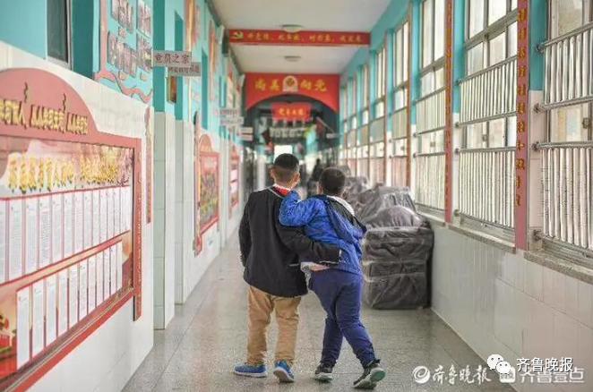 山东10岁少年这一跪 感动全网!