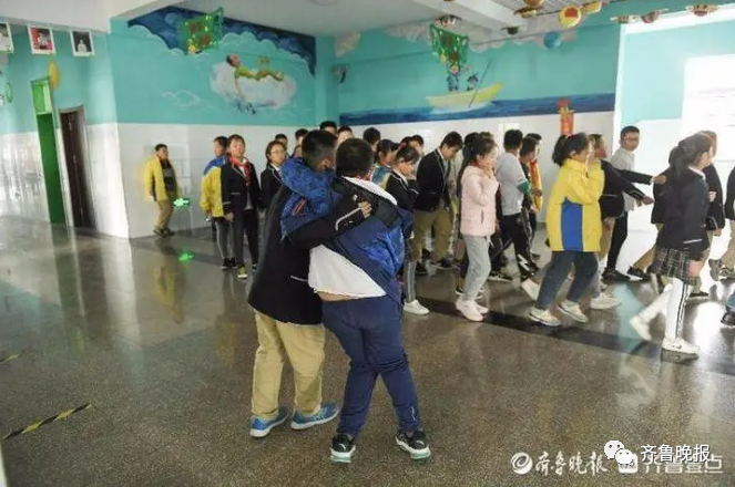 山东10岁少年这一跪 感动全网!
