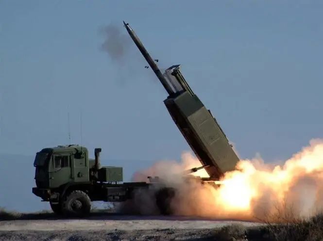台防务部门证实,美军“海马斯”高机动火箭炮系统(HIMARS)即将售台。图源:“三立新闻网”