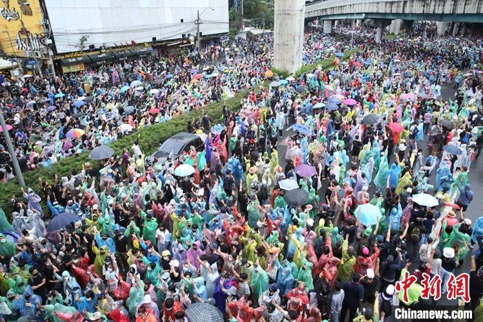 当地时间10月17日，民众在曼谷拉抛交叉路口抗议集会。当天，泰国示威者不顾政府宣布实施紧急状态法，在曼谷多处地点举行抗议集会活动。 中新社发 赵婧楠 摄