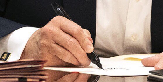 特朗普炫耀医保成就 翻开一看是空白的？