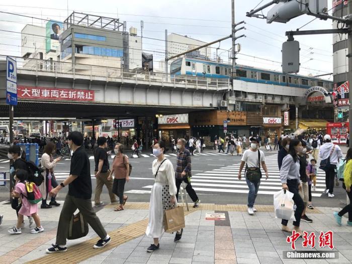 资料图:疫情下的日本东京,多数民众均在外出时佩戴口罩。 中新社记者 吕少威 摄