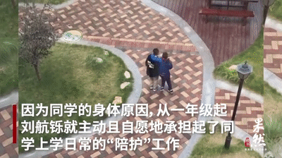 山东10岁少年这一跪 感动全网!