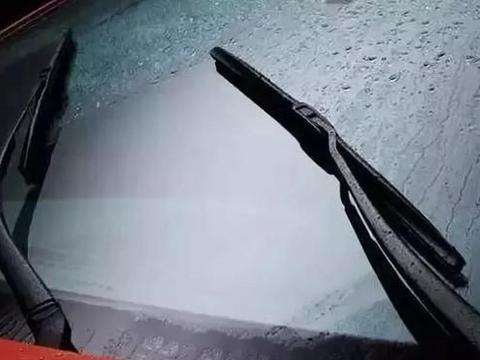 遇到雨刮器刮不干净污渍咋办?老司机：学会这几招,分分钟解决