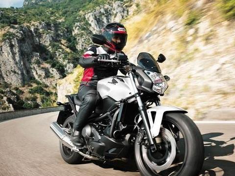 街车界又一霸主!745cc双缸水冷,液晶屏+前双碟刹,起步价9.8万