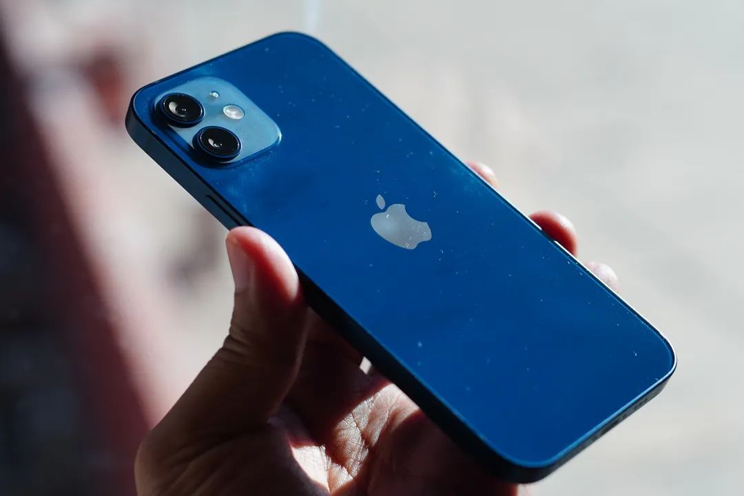 iphone12蓝色真机,iphone12蓝色实机 实际上这个蓝色还是挺不错的,也是很多人购买iphone 12的首选颜色,但