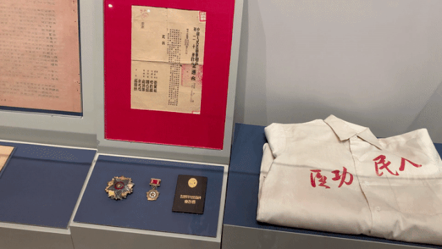 “纪念中国人民志愿军抗美援朝出国作战70周年主题展览”中,展出的杨根思遗物。新华每日电讯记者刘小草摄