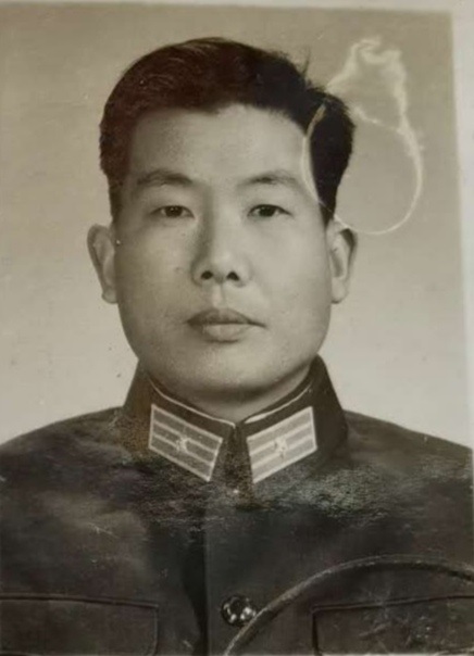 年轻时的鞠万昌(受访者供图)