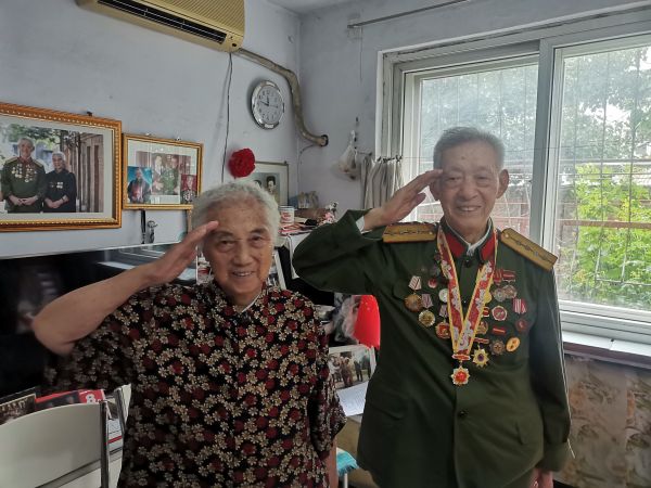 宋广学(右)和老伴张雅梅近照,两人都是志愿军战士。(丁非白 摄)