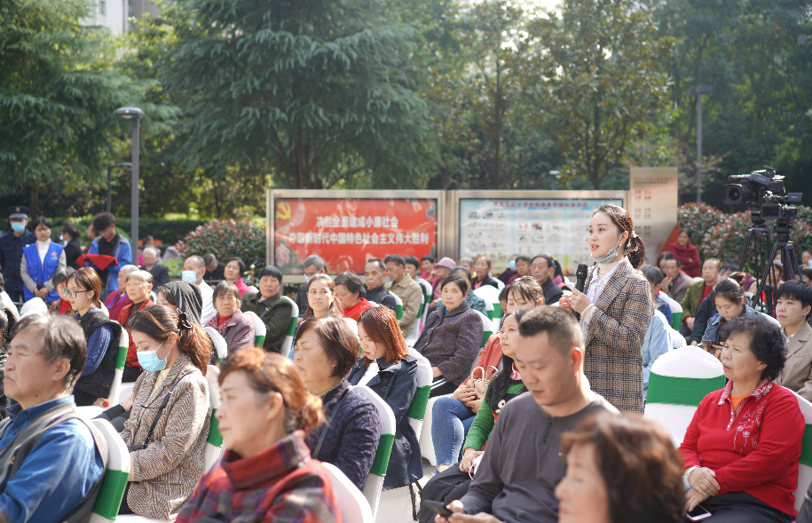 市民现场提问图:华龙网