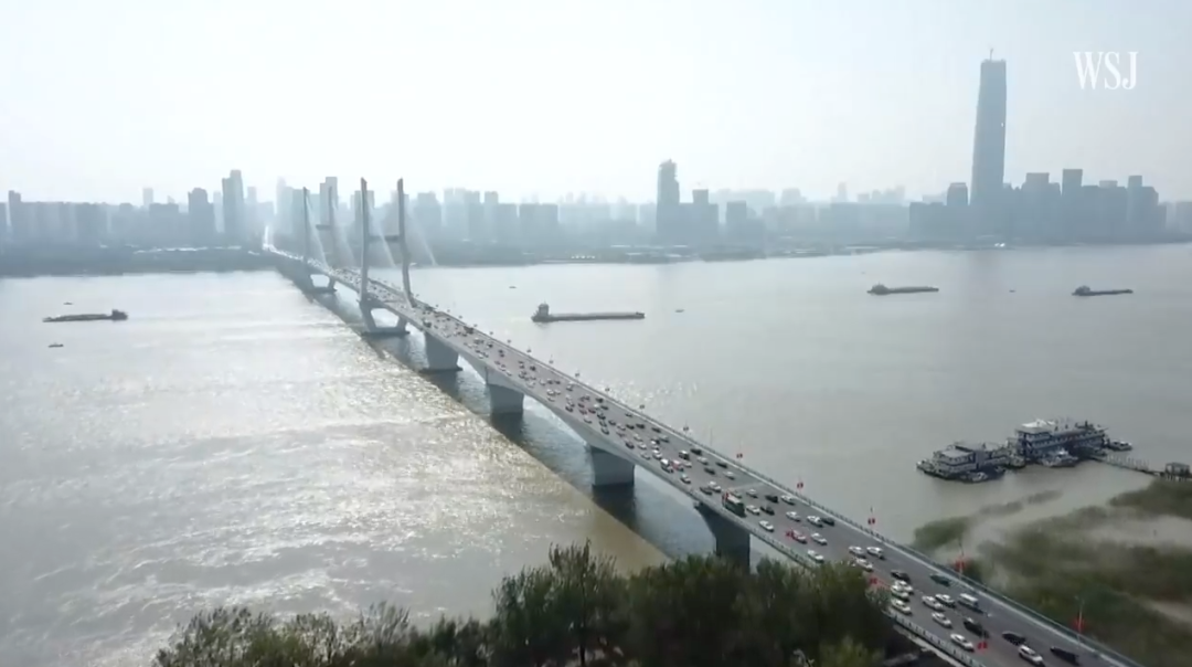 ▲如今交通繁忙的长江大桥,《华尔街日报》报道截图。