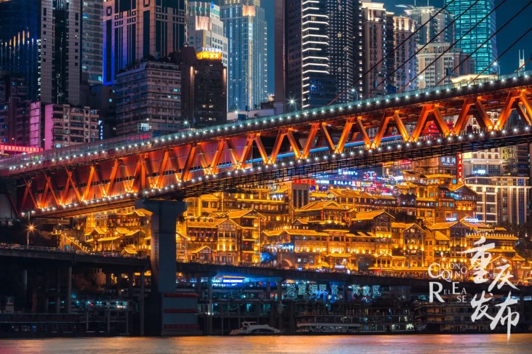 崖庆洪重 夜景洞邹乐 摄。